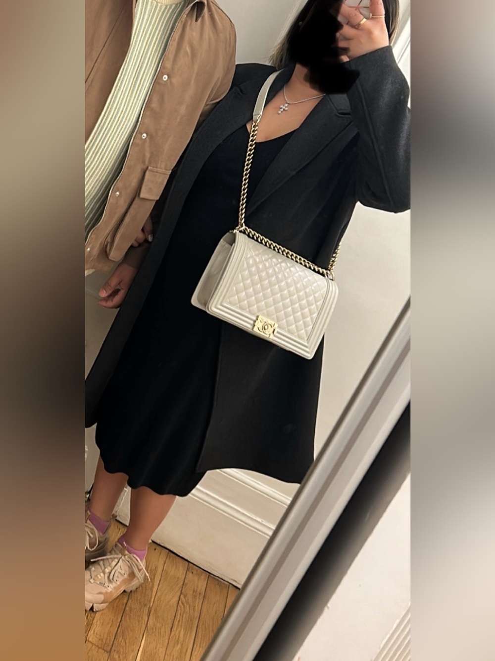 CHANEL Beige Quilted Shoulder Bag with Gold Chain - Picture 14 of 14